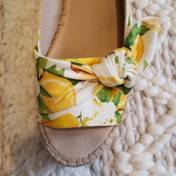 Lemon Sandals - Picture 4 of 6
